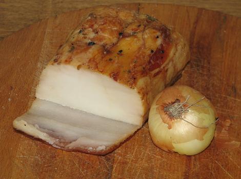 La�iniai with an onion